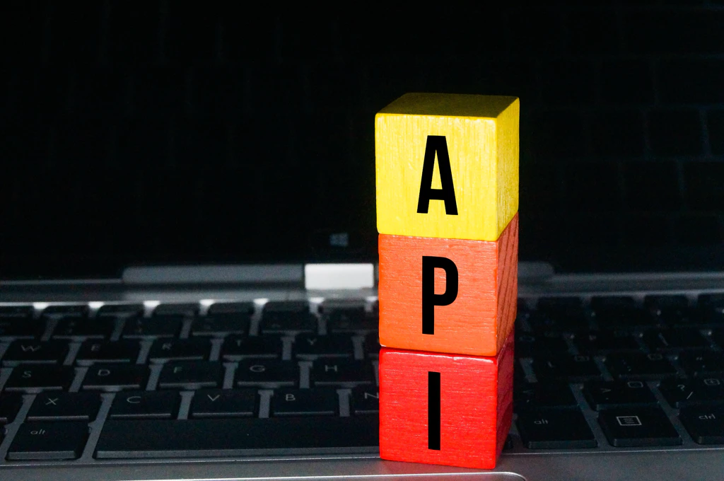 Bild von drei Bausteinen, jeweils mit den Buchstaben "A", "P" und "I".